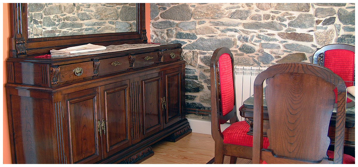 Salon de madera maciza y piedra, para 6 personas en A Casa de Don Ricardo